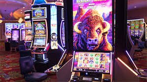 Pemain menikmati permainan slot usaclub dengan tampilan penuh warna di layar mobile